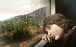 figlio triste, famiglia, violenza psicologica, violenza verbale