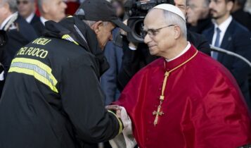 Papa Leone XIV e un vigile del fuoco, Immacolata, piazza di Spagna, 8 dicembre 2025