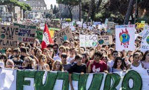giovani adolescenti manifestazione ambiente