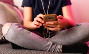 adolescenti e smartphone, videochiamate, quarantena