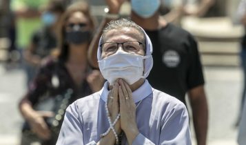 Angelus, Papa Francesco sul maxischermo di piazza San Pietro, 24 maggio 2020
