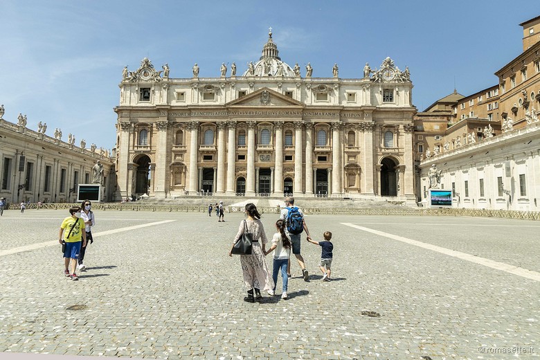 Angelus, persone in piazza San Pietro, 24 maggio 2020