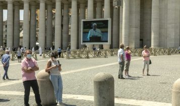 Angelus, Papa Francesco sul maxischermo di piazza San Pietro, 24 maggio 2020