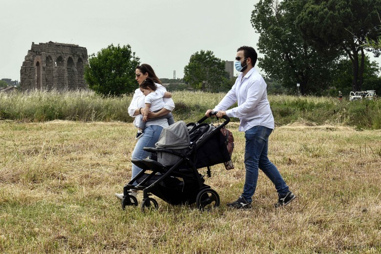 Fine lockdown Roma, famiglia passeggia al parco con mascherina, maggio 2020