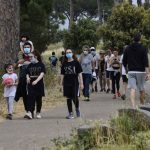 Fine lockdown Roma, persone passeggiano al parco con mascherina, maggio 2020