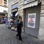 Fine lockdown Roma, donna con mascherina, negozi, maggio 2020