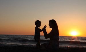 mamma e figlio giocano