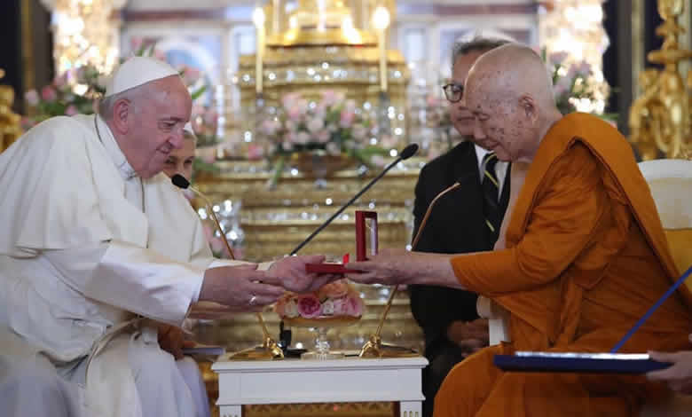 Papa Francesco incontra il patriarca supremo dei buddisti Somdej Phra Maha Muneewong