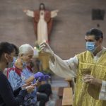 prima messa con i fedeli post-coronavirus, parrocchia di Santa Francesca Romana, fase 2, 18 maggio 2020