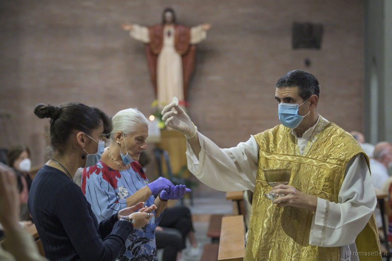 prima messa con i fedeli post-coronavirus, parrocchia di Santa Francesca Romana, fase 2, 18 maggio 2020