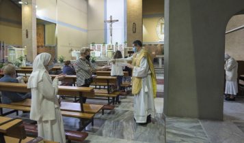 prima messa con i fedeli post-coronavirus, parrocchia di Santa Francesca Romana, fase 2, 18 maggio 2020