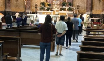 comunione prima messa con i fedeli post-coronavirus, parrocchia di Santa Maria Ausiliatrice