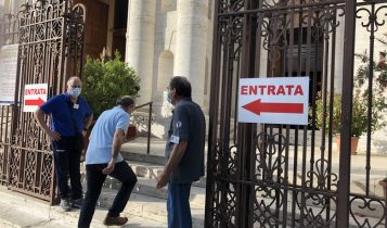 entrata prima messa con i fedeli post-coronavirus, parrocchia di Santa Maria Ausiliatrice