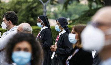 Papa Francesco prega il Rosario dalla grotta di Lourdes nei Giardini Vaticani, 30 maggio 2020