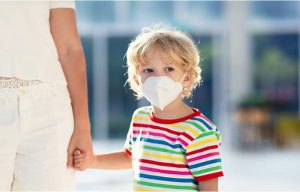 mamma accompagna bambino con mascherina, scuola, asilo, elementari